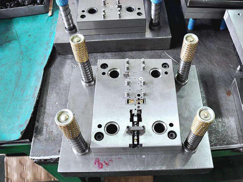 华龙模具制造-01